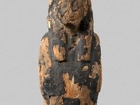 Aeg H 20  Aeg H 20, Ptolemäerzeit, Ptah-Sokar-Osiris-Statuette, Sykomorenholz, Bitumenüberzug, H mit Zapfen 32,7 cm, B 8,3 cm, T 6,7 cm